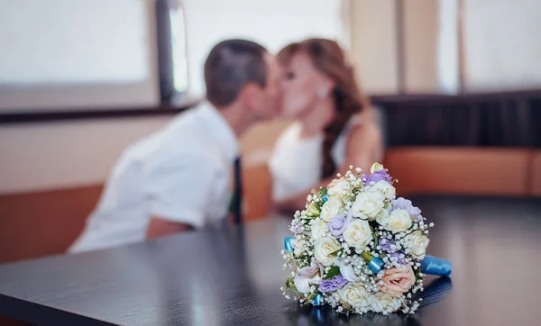 Enfoque selectivo del ramo nupcial en la mesa de madera —  Fotos de Stock