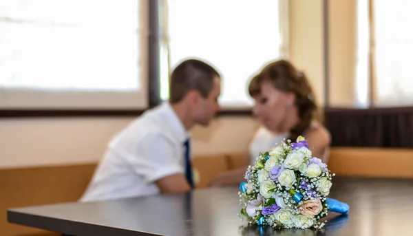 Selectieve aandacht van bruids boeket op houten tafel — Stockfoto