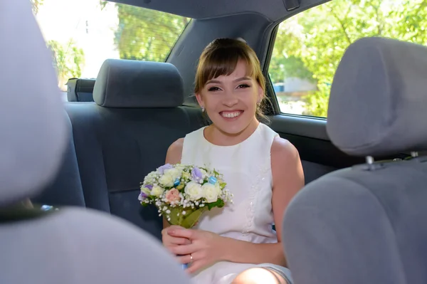 Досить молода наречена в задній частині весільного авто — стокове фото