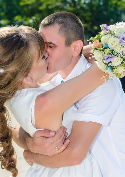 Glückliches junges Brautpaar tief verliebt — Stockfoto