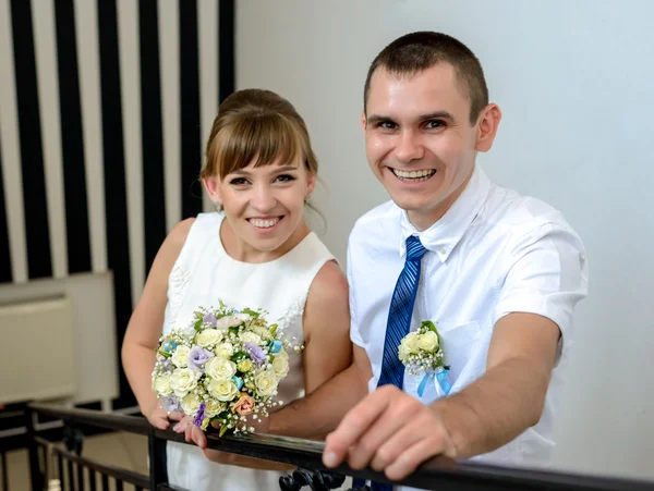 Casal recém-casado exaltado com grandes sorrisos felizes — Fotografia de Stock