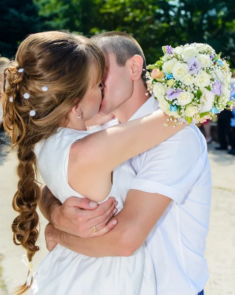 Amantes recién casados disfrutan de un beso romántico —  Fotos de Stock