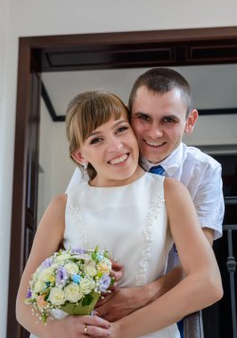 Samimi bir kucaklama mutlu yeni evliler paylaşmak