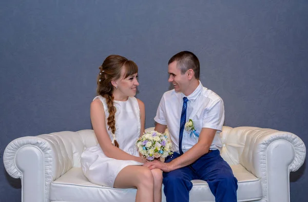 ソファの上に座っての新婚カップルの笑顔 — ストック写真