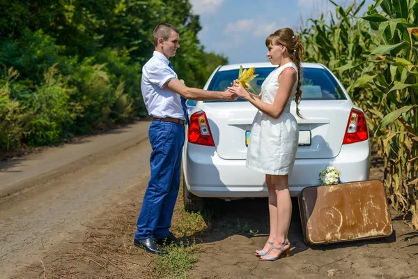 Bir kadın Mısır car yakınındaki bir kulak veren adam