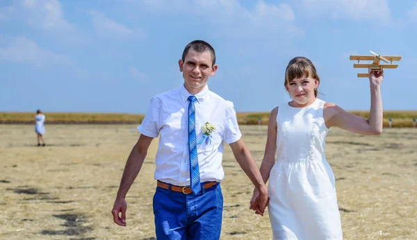 若いカップルの新婚旅行のビーチの上を歩く — ストック写真
