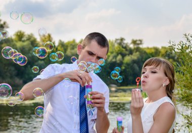 Yeni evli genç gelin ve damat kutluyor