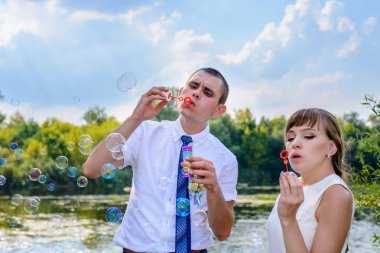 Yeni evli genç gelin ve damat kutluyor