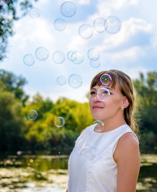 Genç ve güzel gelini kayan kabarcıklar izlerken