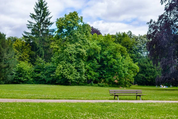 Rustik trä spaltgolv bänk i en park — Stockfoto