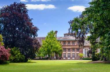 Tarihi konağın manzarası ve yazın manzaralı resmi bahçeler.