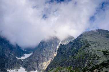 Yüksek Tatra Dağları bulutlar güneşli gün ile Lomnicky Stit kapalı.