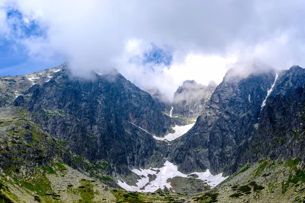 Tatry Wysokie Pokryte Chmurami Słoneczny Dzień Łomnicki — Zdjęcie stockowe