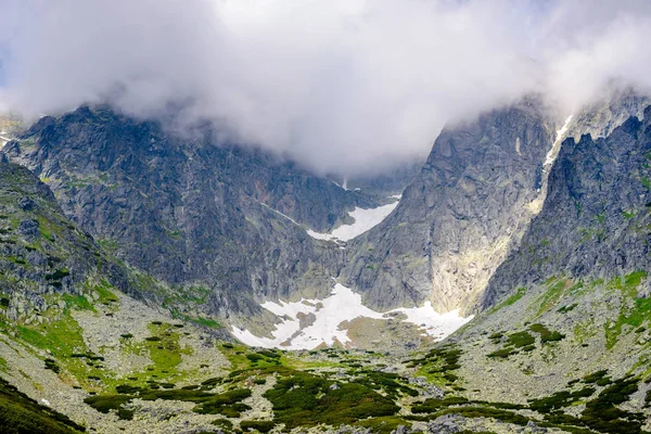 Hoge Tatra Bergen Bedekt Met Wolken Zonnige Dag Lomnicky Stit — Stockfoto