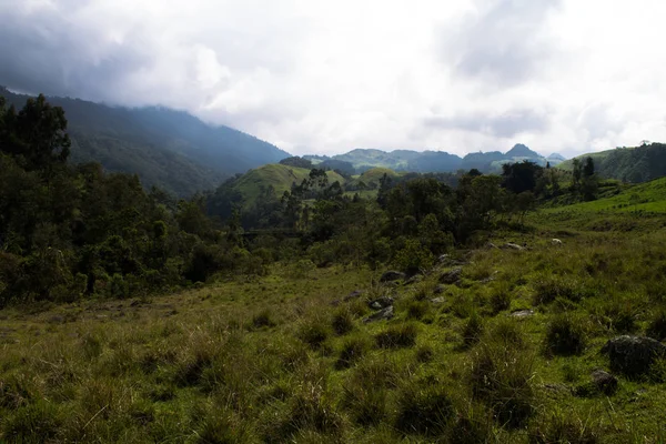 Montañas en el camino a Santa Isabel, Colombia . — Foto de Stock