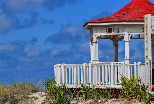 Gazebo tarafından plaj-Stok Fotoğraflar