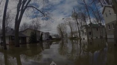 Laval-Bölüm 2 sokaklarında Kano