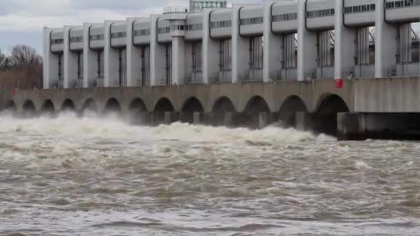 Vattenflödet vid Hydro Quebec Dam — Stockvideo