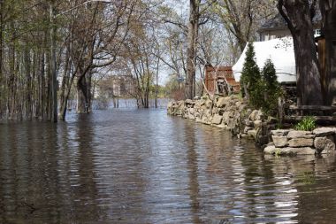 Laval, hala sular altında sokakları sel
