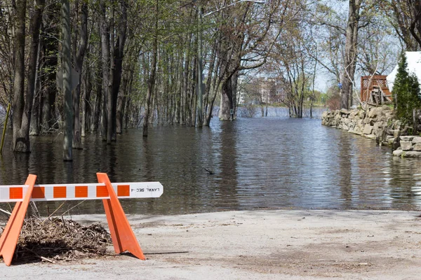Laval, hala sular altında sokakları sel