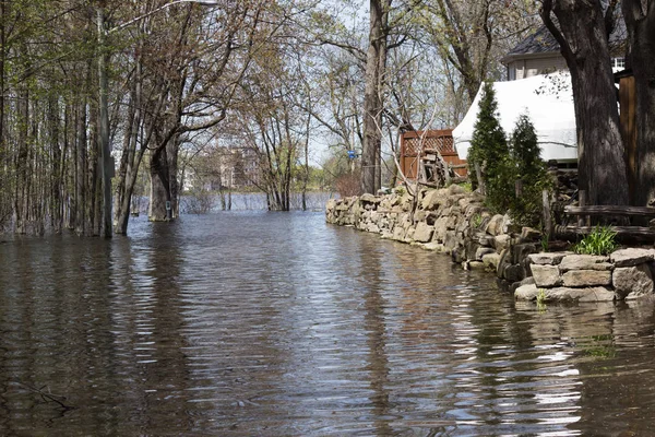 Laval, hala sular altında sokakları sel