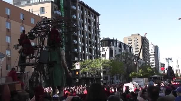 Девушка-гигант в Монреале, Квебек — стоковое видео