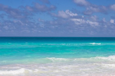 Sahilde küçük dalgalar