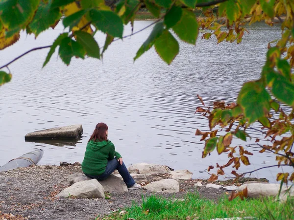 Göl kenarında genç kadın