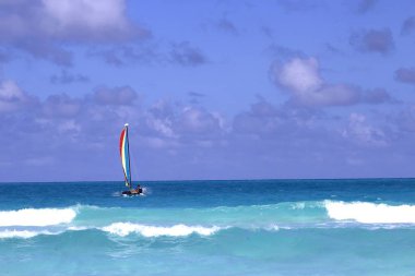 Güzel mavi okyanus üzerinde yelkenli