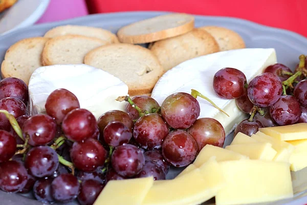 Taze meyveler, kraker ve Peynir tabağı.