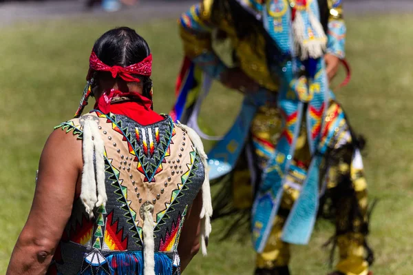 Erkek dansçı yargıç dansçılar izlerken