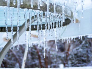 Yakın çekim Icicles veranda masanın altına