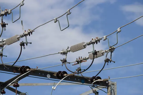 yüksek gerilim enerji hatları ile mavi gökyüzü güneşli bir günde