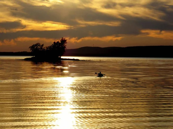 在湖上的日落与独木舟的外形 — 图库照片