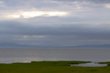 Çok bulutlu bir günde kıyı şeridi