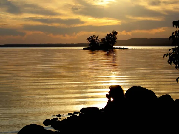 Χρυσό ηλιοβασίλεμα πάνω από τη λίμνη με το προφίλ της γυναίκας — Φωτογραφία Αρχείου
