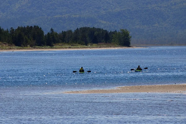 Kajakfahren auf dem Wasser, umgeben von Bergen — Stockfoto