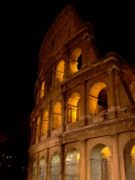 밤에 아름 다운 로마의 콜로세움 — 스톡 사진