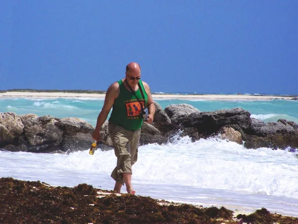 Caminar por la playa en Freeport Bahamas —  Fotos de Stock