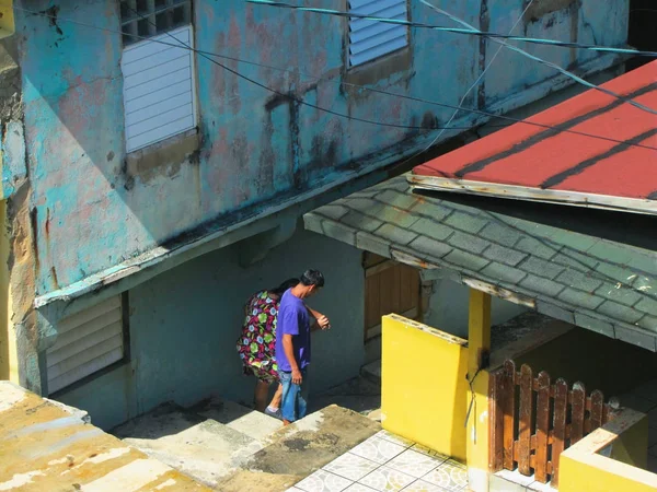 San Juan gettosundaki merdivenlerden aşağı giden insanlar