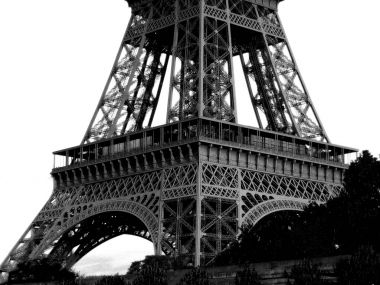 Eyfel Kulesi alçak açı görünümü-siyah beyaz
