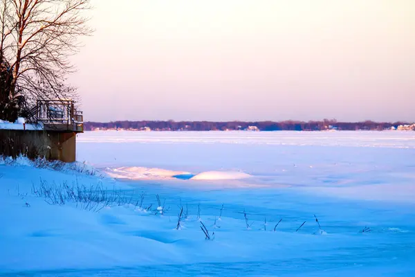 Blick Auf Das Seeufer Einem Eisigen Tag Bei Sonnenuntergang — Stockfoto