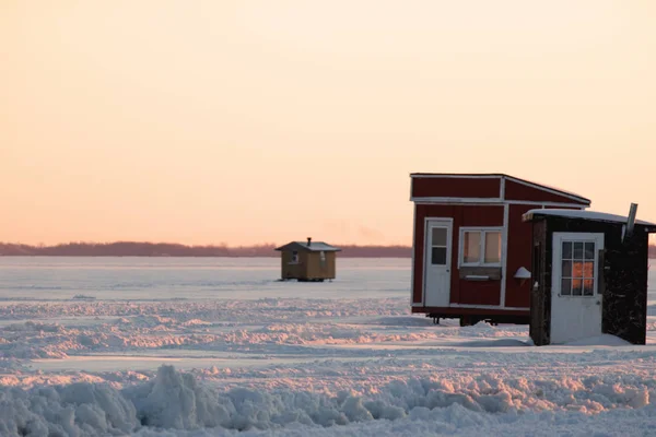 Three Little Huts Frozen Lake Waiting Tenants Come Ice Fishing — Stock Photo, Image