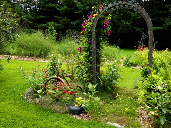 Eski bir çocuk bisiklet ile açık çiçek aranjmanı