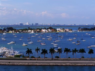 Miami'de bir Marina mavi gökyüzü ile görünüm