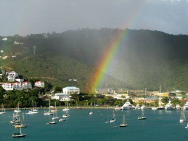 Güzel gökkuşağının üstünde Saint Thomas Marinada