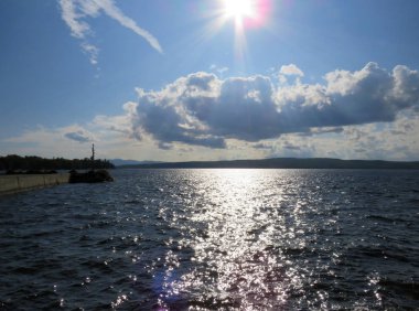 Gölün üzerinde gün batımı