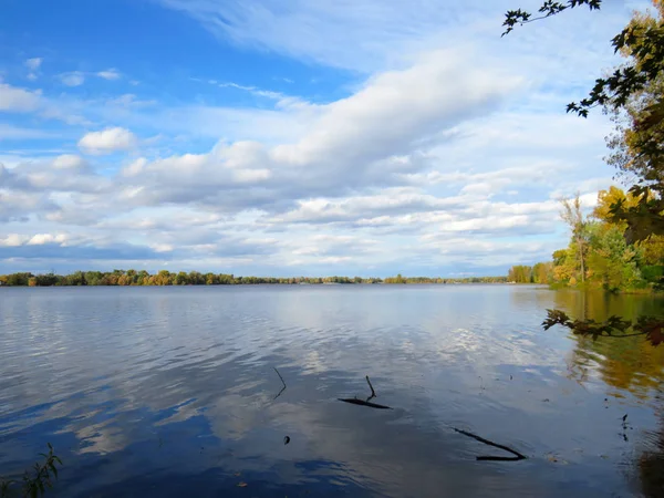 美丽的蓝天 平静的湖水 秋天的色彩 — 图库照片
