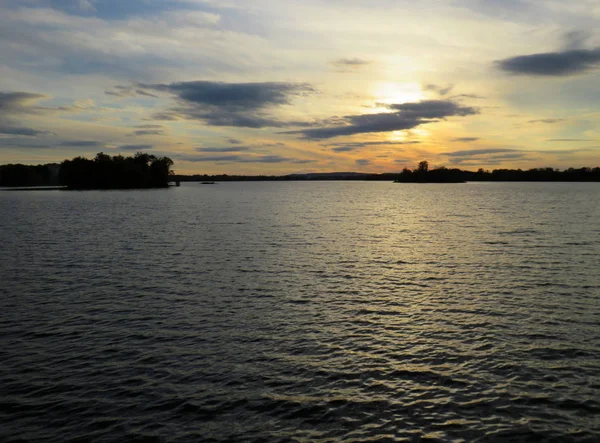 Zonsondergang boven het meer van Twee Bergen in Laval, Quebec — Stockfoto