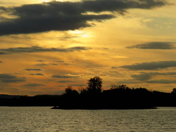 Vista Aérea Pôr Sol Sobre Lago Com Cores Douradas — Fotografia de Stock